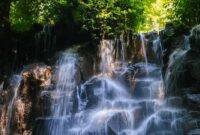 Tempat foto unik di Bali dengan latar belakang air terjun