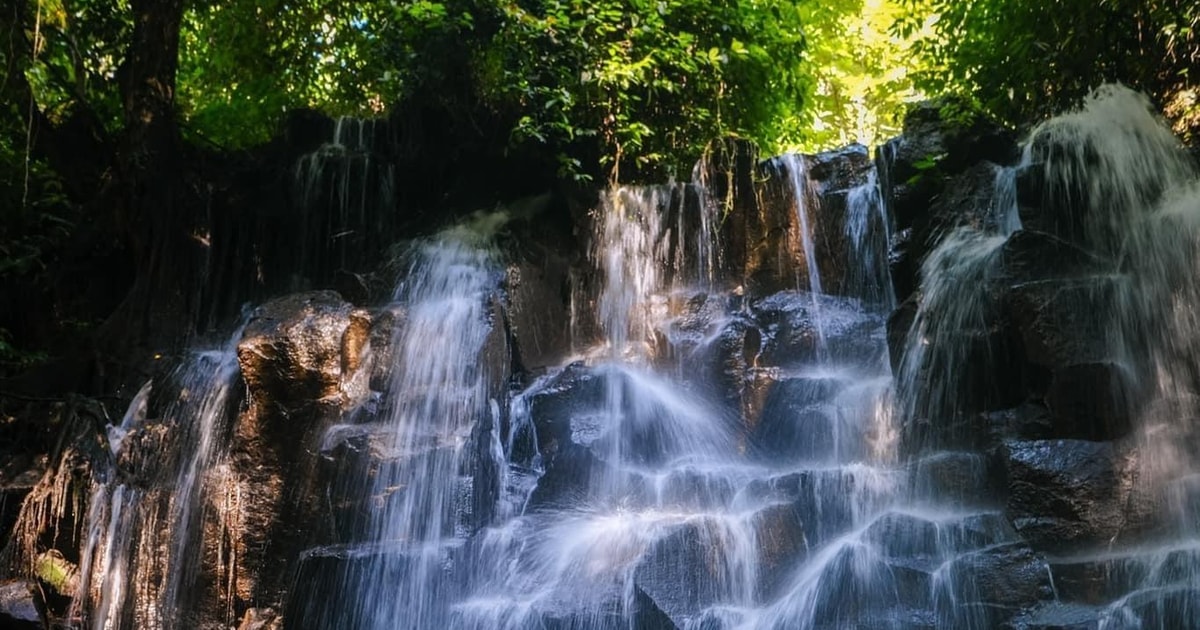 Tempat foto unik di Bali dengan latar belakang air terjun