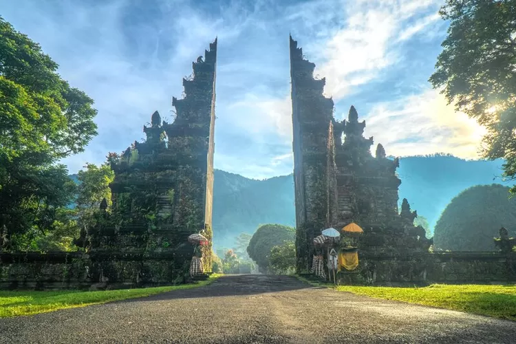 Spot foto Bali dengan latar belakang pantai dan tebing tinggi