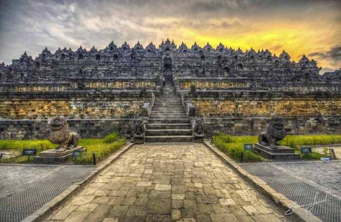 Candi Borobudur malam hari