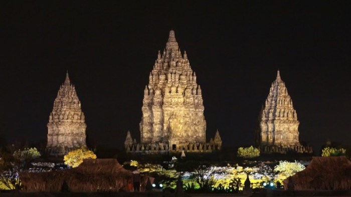 Candi Borobudur malam hari