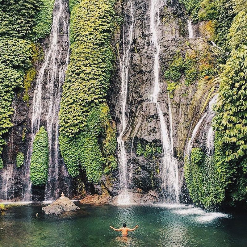 Tempat foto unik di Bali dengan latar belakang air terjun