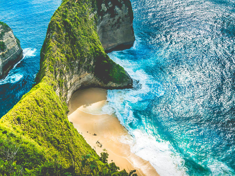 Spot foto Bali dengan latar belakang pantai dan tebing tinggi